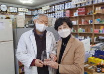 서울 강동구약, 회원 약국 방문해 상패 전달