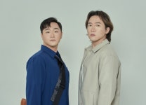 가운 벗고 마이크 쥔 약사들 노래로 승부합니다