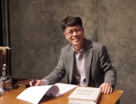 약국 접고 연극무대로...약사의 인생2막 연기도전