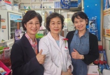 서초구약, 관내 선구자 약사 찾아 카네이션 전달