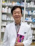 문학가와 약사로 사는 삶…소설까지 쓴 시인 약사
