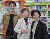 서초구약, 관내 원로 약사들 찾아 카네이션 전달