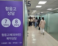 이건 찍어야 돼...약사들 카메라 들게 한 약제부 탐방