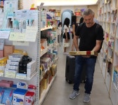 외국인 발길 늘었지만...약국 유행 의존·각개전투 한계