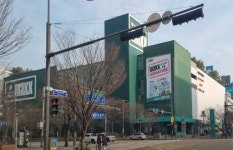 침묵하는 롯데…광주 광산 대형마트 내 창고형약국 입점 갈등