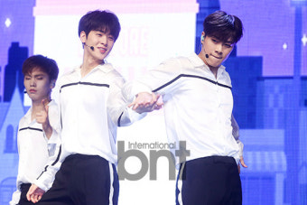 [bnt포토] 아스트로 차은우-문빈 '힘찬 하이파이브'