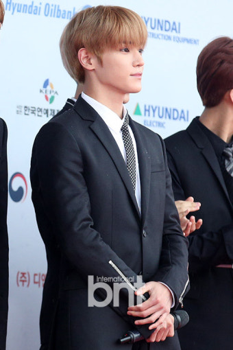 [bnt포토+] 'NCT 태용 뒤에 고개빼꼼 윈윈' 저두 있어요~