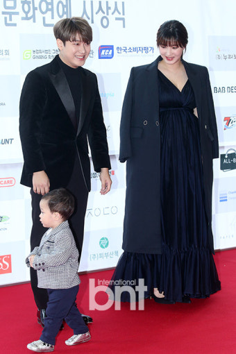 [bnt포토+] 최민환-율희 부부, 짱이+뱃속 쌍둥이와 함께 시상식 외출!