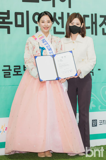 [bnt포토] '코리아 한복미인선발대전'에서 기념촬영 중인 한류상 권채연-에이제인 공현정