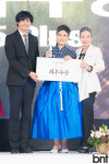 [bnt포토] 제1회 KMA 한복모델선발대회에서 기념촬영 중인 강신 부회장-최우수상 박수이-모델 리송