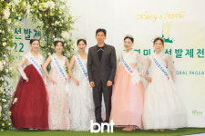 [bnt포토] 제12회 자연미인선발제전 진선미와 기념촬영하는 오라클피부과 왕재권 원장