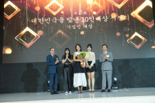 [포토] ‘제10회 대한민국을 빛낸 10인 대상 시상식’ 창조 경영인 대상 바로스코퍼레이션 안선영 대표 수상