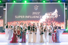 [포토] 수상자들과 포토타임 갖는 제이드아카데미 총괄이사 정진(슈퍼인플루언서어워즈)