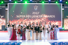 [포토] 수상자들과 기념촬영하는 리딩커피 대표 이화길(슈퍼인플루언서어워즈)