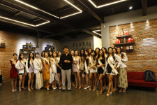 [포토] 리딩커피 이화길 대표와 기념촬영하는 참가자들(슈퍼인플루언서어워즈)