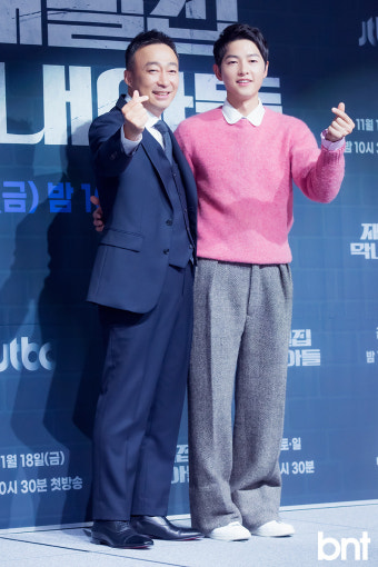 [bnt포토] 이성민-송중기 '제작발표회에서는 다정한 할아버지와 손자'