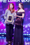 [bnt포토] 기념촬영하는 에코리아 조보현 회장-쏘영 한소영(루비스타 어워즈)