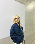 힙하게 안경 하나 툭 포인트!