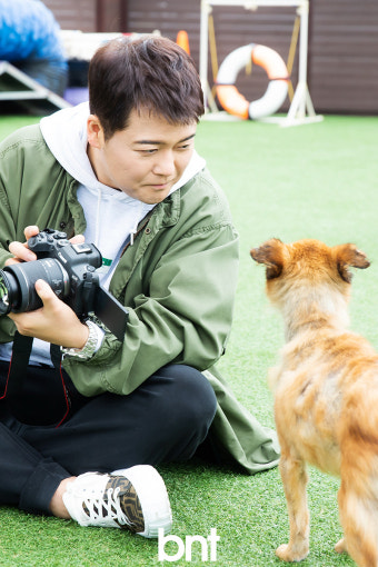 [bnt포토] 전현무 '모델님, 어찌 마음에 드시는지요'(도그어스 플래닛과 함께하는 유기견 사진전)