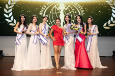 [포토] 수상자와 기념촬영하는 더안브리즈웨이 김효진 대표(미스인터콘티넨탈코리아)