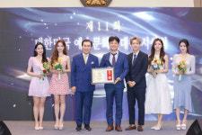 [포토] 경희궁 한방병원 김기범 대표원장, ‘의료 서비스 부문 대상’ 수상 (제11회 대한민국 예술문화인대상 시상식)