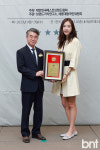 [bnt포토] 수상 후 기념촬영하는 도그어스플래닛 김효진 대표(대한민국 베스트브랜드 어워즈)