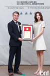 [bnt포토] 수상 후 기념촬영하는 뷰티크리에이터 부문 대상 에이제인 공현정(대한민국 베스트브랜드 어워즈)