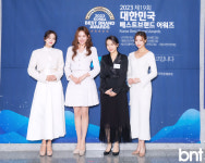 [포토] 2023 미스코리아와 기념촬영하는 메디컬브랜드대상 진심온 한의원 임수진 대표원장