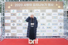 [포토] 제이앤제이 한주희 사랑의 김치나누기행사 참여하러 왔어요
