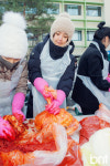 [포토] 제이앤제이 한주희 맛있게 발효돼라, 얍(사랑의 김치나누기행사)