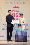 [포토] 포토타임 갖는 미스 스마일 글로벌 미 박환희-ANC크루팩토리 백철 대표