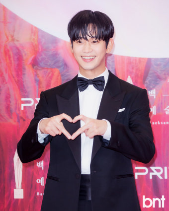 [포토] 김수현 '하트하는 수맨좌'(백상예술대상)