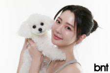 클라라 반려견 벨라를 품에 안고, 엄마미소 [화보]