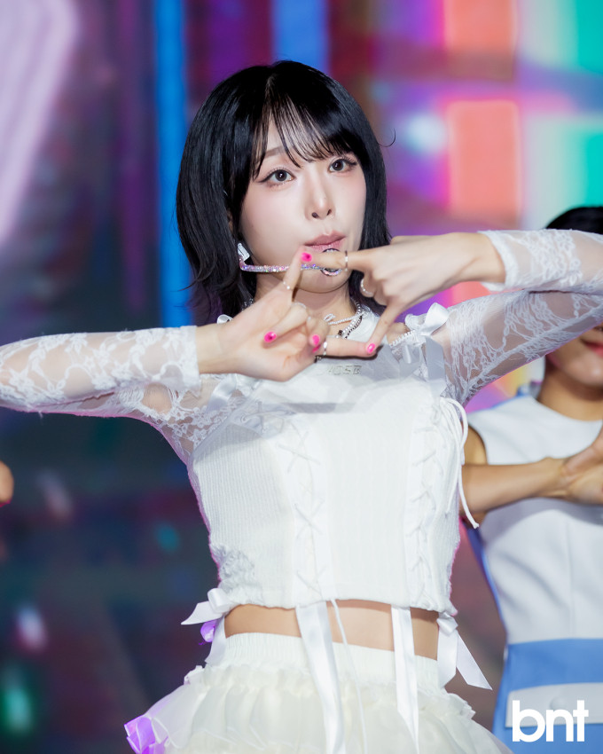 최예나, 네모네모 세 번째 싱글앨범 발매 기념 쇼케이스 개최 후 즐거운 미소로 팬들과 소통