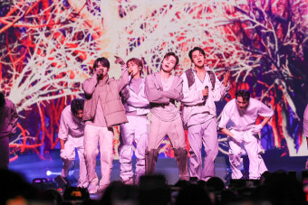세븐틴, 美 뉴욕까지 한국어 떼창 유발