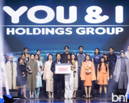 기념촬영하는 강성모 회장-유앤아이홀딩스상 코니카(페이스 오브 아시아) [포토]