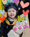 ‘하하♥별’ 막내 하송, 유치원 왕언니 됐다... 학사모 심쿵