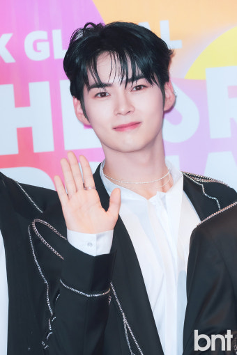 제로베이스원 멤버 성한빈, 월드 오브 스우파 MC 활약과 챔피언 가창으로 주목