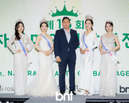 제15회 자연미인선발제전 2025 진선미와 기념촬영하는 호텔마리나베이서울아라 대표 김태정 [포토]