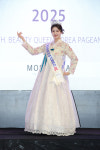포즈취하는 선 정수현(뷰티퀸코리아선발제전2025) [포토]