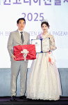 기념촬영하는 김두천 대표-진 정수현(뷰티퀸코리아선발제전2025) [포토]