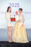 기념촬영하는 한빛단 김민경 회장-미 정윤서(뷰티퀸코리아선발제전2025) [포토]