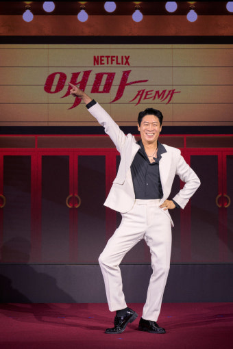 ‘애마’ 진선규, 색기 넘치는 사장 변신… “매일 신부 화장”