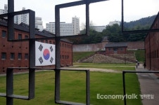 [Y수첩] 서대문형무소 앞 편의점에 걸린 이상한 태극기