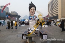 [e-포토] 광화문광장에 설치된 풍자 조형물