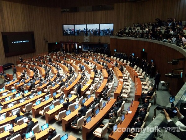 국회 의원들, 대통령 탄핵 표결 찬성…국회 내부 강한 압박
