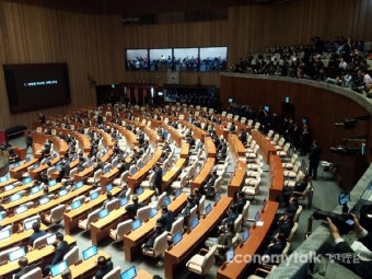 국회 의원들, 대통령 탄핵 표결 찬성…국회 내부 강한 압박