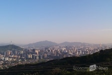황사 미세먼지 속 남산서울타워와 63빌딩