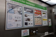 [e-포토] 직원들은 계단으로… 농협하나로클럽 승강기 안내문