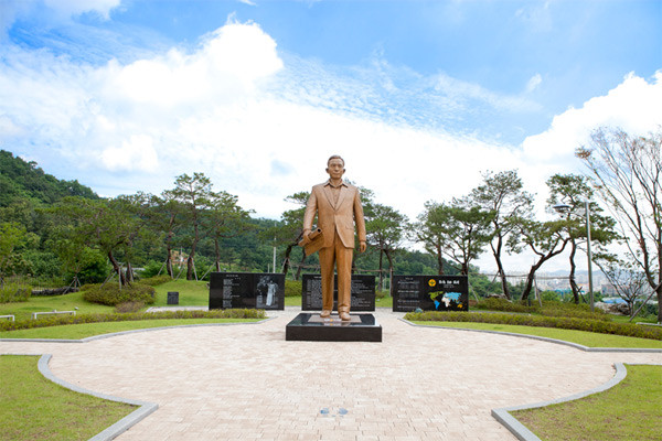 영남대 박정희 동상, 민주동문회원 독재규탄 세례 사건에 불거져
